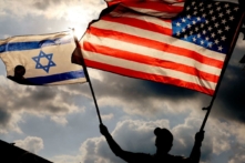Một người giương cao quốc kỳ Hoa Kỳ và Israel trong cuộc tập hợp trước Đại sứ quán Hoa Kỳ ở Tel Aviv, khi Thủ tướng Israel Benjamin Netanyahu đang ở New York để gặp Tổng thống Joe Biden, hôm 20/09/2023. (Ảnh: Jack Guez/AFP qua Getty Images)