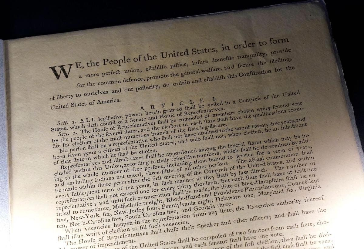 Bản in đầu tiên của Hiến Pháp Hoa Kỳ được trưng bày tại nhà đấu giá Sotheby’s ở New York, vào ngày 30/11/2022. (Ảnh: Timothy A. Clary/AFP qua Getty Images)