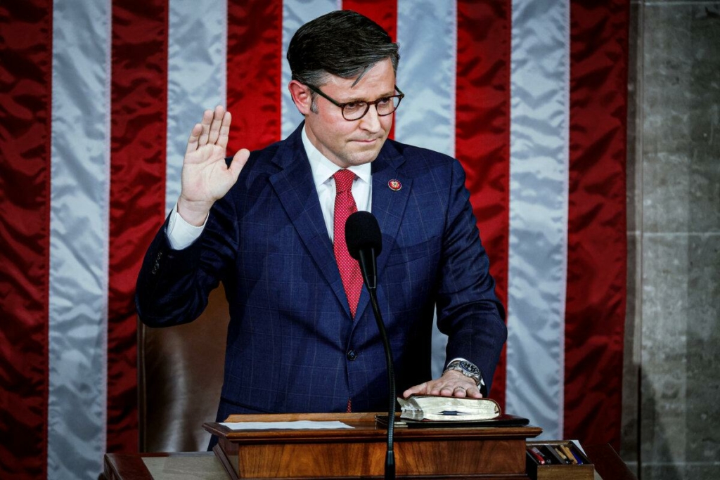 Tân Chủ tịch Hạ viện Hoa Kỳ Mike Johnson (Cộng Hòa-Louisiana) tuyên thệ nhậm chức sau khi Hạ viện tổ chức một cuộc bầu cử tại Tòa nhà Capitol ở Hoa Thịnh Đốn, hôm 25/10/2023. (Ảnh: Chip Somodevilla/Getty Images)