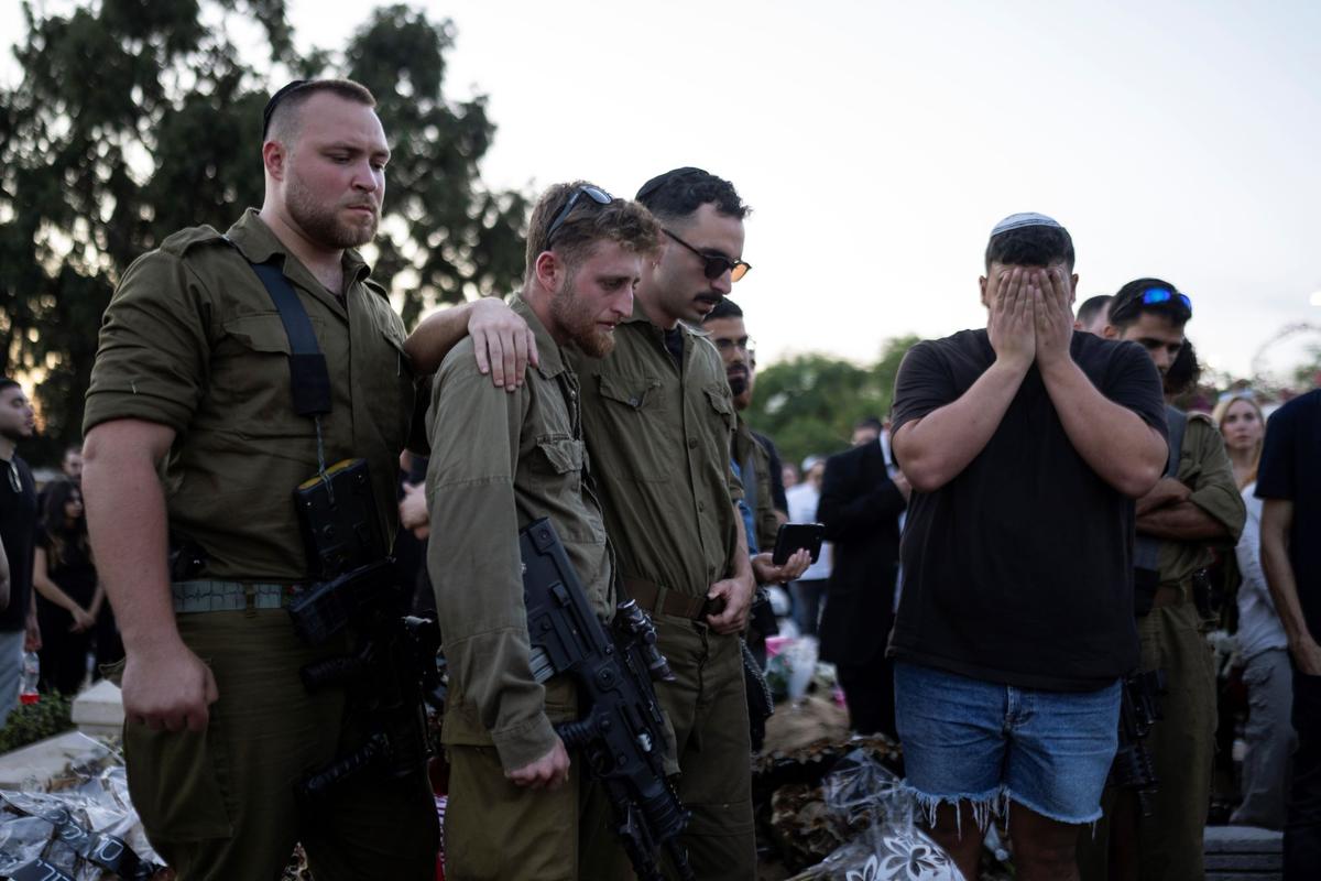 Những người viếng đám tang của anh Sagiv Ben Svi, một người đàn ông Israel, đã bị những kẻ khủng bố Hamas sát hại khi đang tham dự một lễ hội âm nhạc, tại một nghĩa trang ở Holon, miền trung Israel, hôm 26/01/2023. (Ảnh: Petros Giannakouris/AP)
