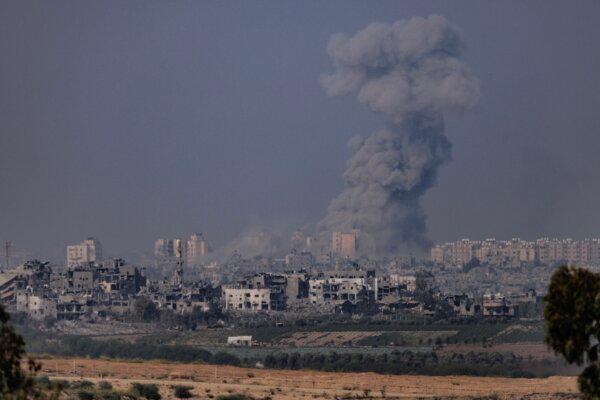 Khói bốc lên từ một vụ nổ ở Gaza, nhìn từ Sderot, Israel, hôm 28/10/2023. (Ảnh: Dan Kitwood/Getty Images)