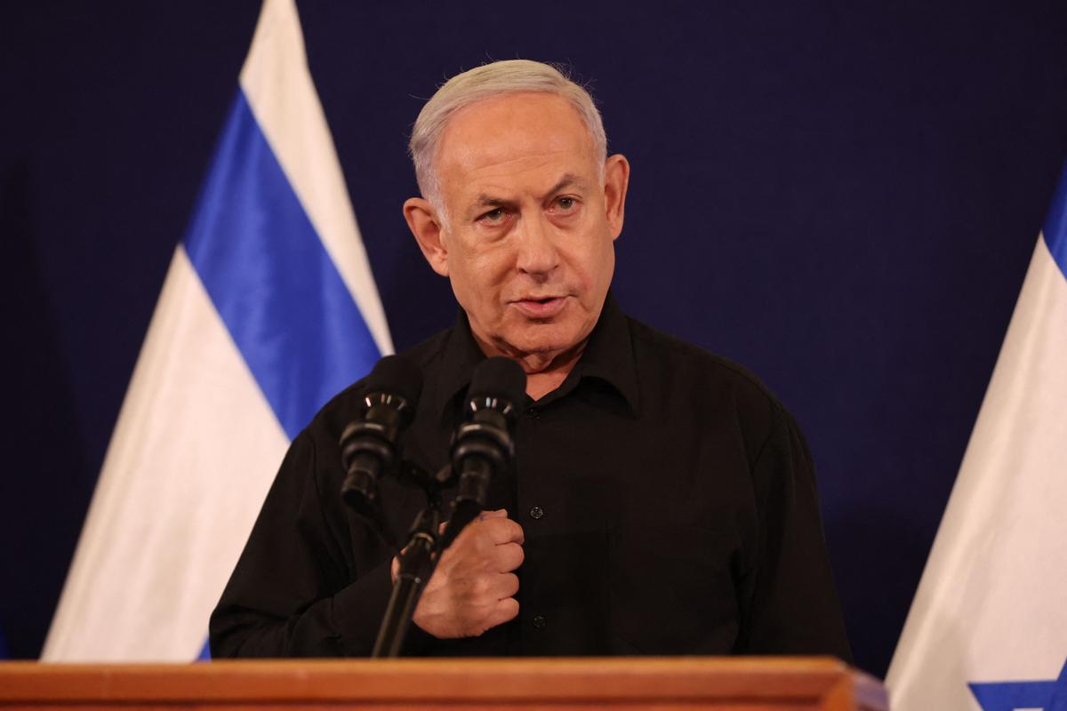 Thủ tướng Israel Benjamin Netanyahu tổ chức họp báo trong bối cảnh các cuộc giao tranh giữa Israel và nhóm khủng bố Hamas vẫn tiếp diễn, trong cuộc họp báo tại căn cứ quân sự Kirya ở Tel Aviv, Israel, hôm 28/10/2023. (Ảnh: Abir Sultan/Pool/AFP qua Getty Images)