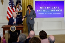 Tổng thống Hoa Kỳ Joe Biden trao cho Phó Tổng thống Kamala Harris chiếc bút mà ông dùng để ký sắc lệnh mới liên quan đến trí tuệ nhân tạo trong một sự kiện ở Phòng Đông của Tòa Bạch Ốc ở Hoa Thịnh Đốn hôm 30/10/2023. (Ảnh: Chip Somodevilla/Getty Images)