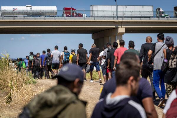 Những người nhập cư bất hợp pháp đi về phía trạm kiểm soát của Lực lượng tuần tra Biên giới sau khi đi qua biên giới Hoa Kỳ-Mexico ở Eagle Pass, Texas, hôm 28/09/2023. (Ảnh: John Moore/Getty Images)