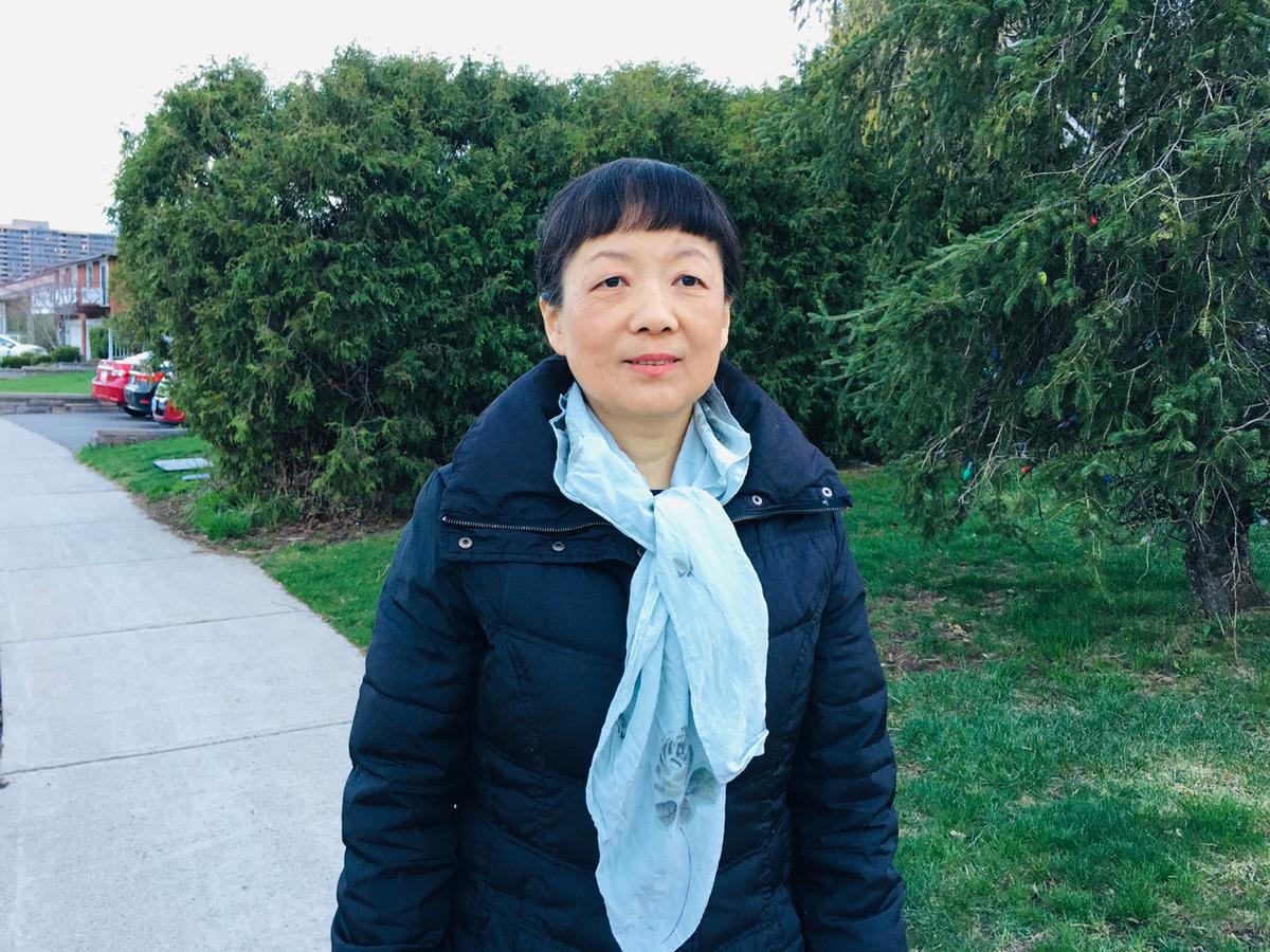 Bà Trương Thiên Khiếu (Michelle Zhang), một học viên Pháp Luân Công định cư tại Toronto, chụp ảnh hôm 19/04/2023. Bà Trương và gia đình đã từng bị Đảng Cộng sản Trung Quốc bức hại nhiều năm. (Ảnh: Michelle Hu/The Epoch Times)
