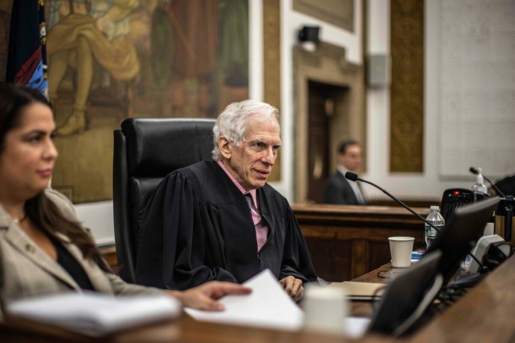 Thẩm phán Arthur Engoron chủ trì phiên tòa xét xử vụ kiện về gian lận nhắm vào cựu Tổng thống Donald Trump tại Tòa án Tối cao New York, hôm 03/10/2023. (Ảnh: Dave Sanders/Photo qua AP)