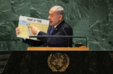 Thủ tướng Nhà nước Israel Benjamin Netanyahu giơ một bản đồ khi trình bày trước Đại hội đồng Liên Hiệp Quốc (UNGA) tại trụ sở Liên Hiệp Quốc, ở thành phố New York, hôm 22/09/2023. (Ảnh: Michael M. Santiago/Getty Images)