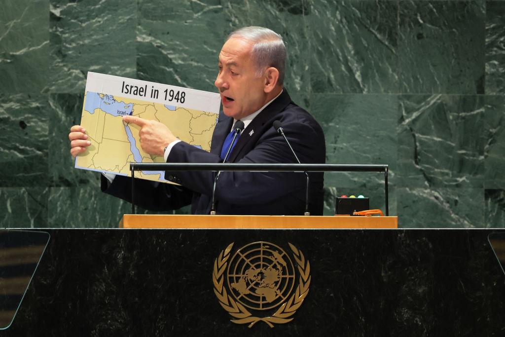 Thủ tướng Nhà nước Israel Benjamin Netanyahu giơ một bản đồ khi trình bày trước Đại hội đồng Liên Hiệp Quốc (UNGA) tại trụ sở Liên Hiệp Quốc, ở thành phố New York, hôm 22/09/2023. (Ảnh: Michael M. Santiago/Getty Images)