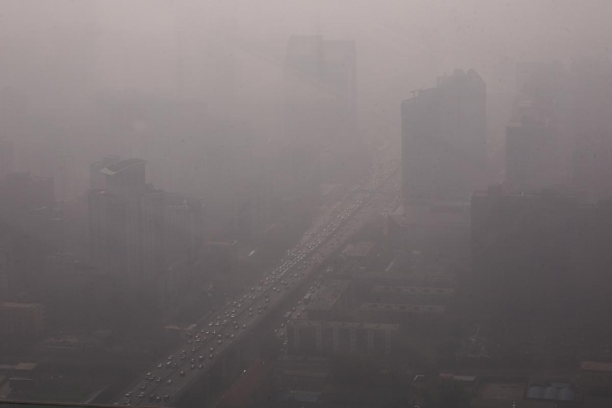 Bắc Kinh chìm trong khói bụi, sương mù dày đặc bao phủ miền Bắc Trung Quốc