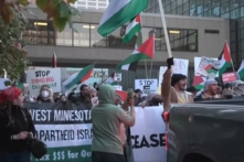 Hơn 1,000 người biểu tình phản đối Israel và ủng hộ Palestine đã tràn ngập thành phố Minneapolis hôm 01/11/2023, không xa nơi tổ chức buổi gây quỹ cho chiến dịch tái tranh cử năm 2024 của Tổng thống Joe Biden. (Ảnh: UNTV)
