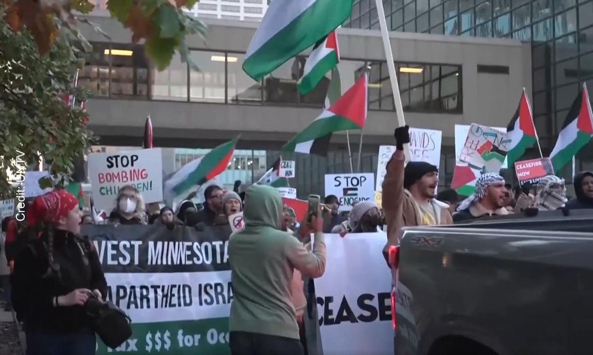Hơn 1,000 người biểu tình phản đối Israel và ủng hộ Palestine đã tràn ngập thành phố Minneapolis hôm 01/11/2023, không xa nơi tổ chức buổi gây quỹ cho chiến dịch tái tranh cử năm 2024 của Tổng thống Joe Biden. (Ảnh: UNTV)