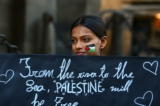 Một người biểu tình cầm tấm bích chương ghi “Từ sông ra biển, Palestine sẽ được tự do” trong cuộc biểu tình ủng hộ người Palestine ở Milan, Ý, hôm 10/10/2023. (Ảnh: Piero Cruciatti/AFP/Getty Images/Tribune Content Agency)