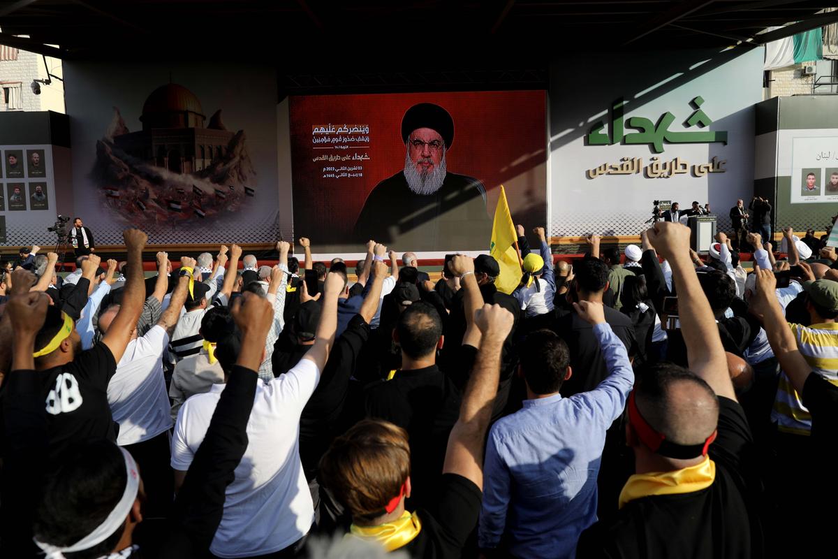 Những người ủng hộ Hezbollah tập trung tại quảng trường al-Ashoura để lắng nghe bài diễn thuyết của thủ lĩnh Hezbollah Hassan Nasrallah ở Beirut, Lebanon, hôm 03/11/2023. (Ảnh: Marwan Tahtah/Getty Images)
