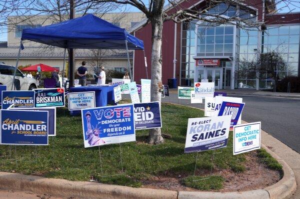 Các tấm biểu ngữ trong Chiến dịch tranh cử của Đảng Dân Chủ bên ngoài Trung tâm Giải trí Claude Moore, một trong những địa điểm bỏ phiếu trực tiếp sớm nhất, ở Sterling, Virginia, hôm 04/11/2023. (Ảnh: Terri Wu/The Epoch Times)
