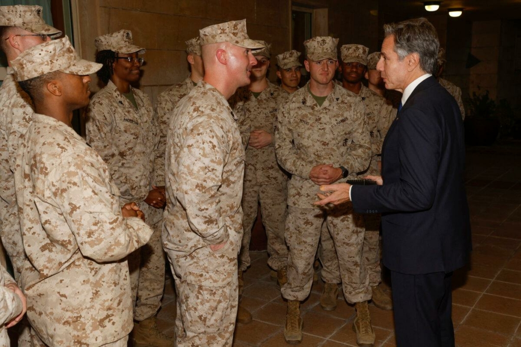 Ngoại trưởng Hoa Kỳ Antony Blinken trao đổi đồng xu thách thức với đội bảo vệ đại sứ quán Thủy quân lục chiến Hoa Kỳ ở Baghdad, Iraq, hôm 05/11/2023. (Jonathan Ernst/Pool/AFP qua Getty Images)