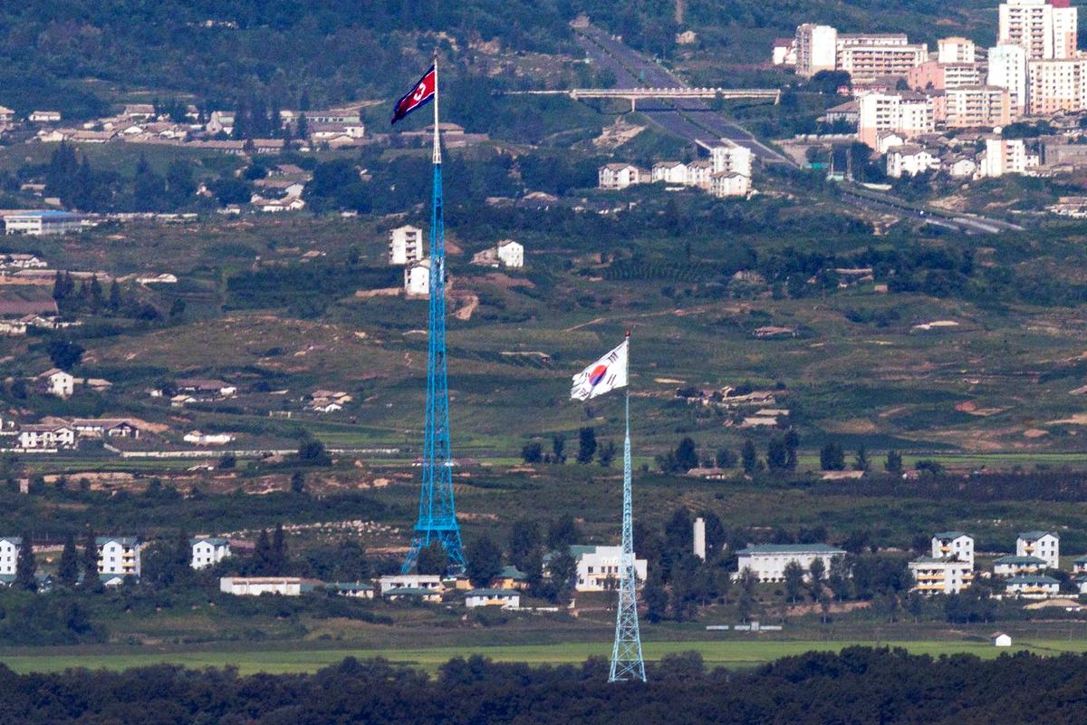 Quốc kỳ của Bắc Hàn (phía sau) và Nam Hàn (phía trước) tung bay trong gió như hình ảnh được chụp từ khu vực biên giới giữa hai miền Triều Tiên ở Paju, Nam Hàn, vào ngày 09/08/2021. (Ảnh: Im Byung-shik/Yonhap qua AP)