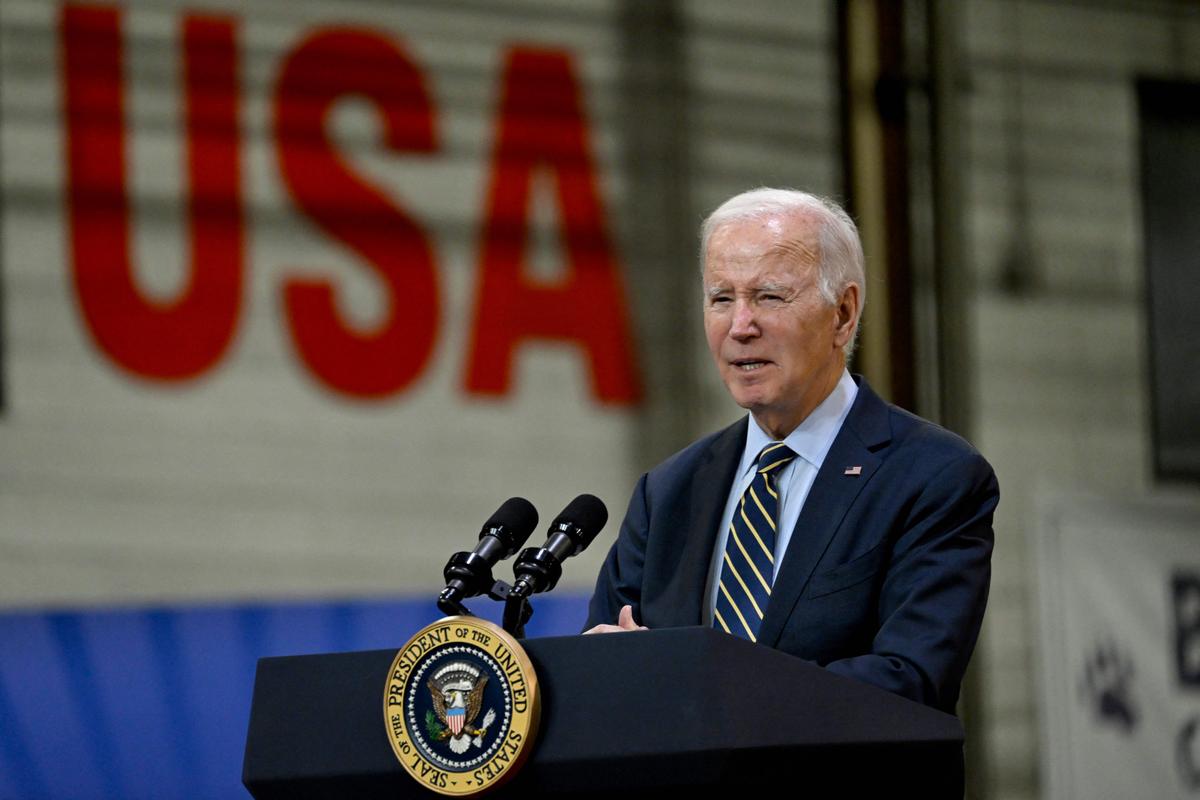 Tổng thống Joe Biden đưa ra nhận xét về nghị trình kinh tế “Bidenomics” và chương trình Đầu tư vào nước Mỹ của ông tại cơ sở của Amtrak tại quận New Castle, Delaware, hôm 06/11/2023. (Ảnh: Andrew Caballero-Reynolds/AFP qua Getty Images)