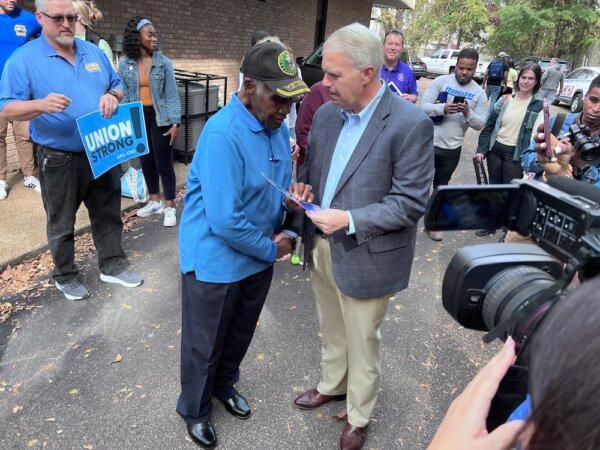 Ứng cử viên thống đốc Đảng Dân Chủ của Mississippi Brandon Presley (phải) chào đón một người ủng hộ tại hội trường AFL/CIO ở Jackson, Mississippi, hôm 06/11/2023. (Ảnh: Lawrence Wilson/The Epoch Times)