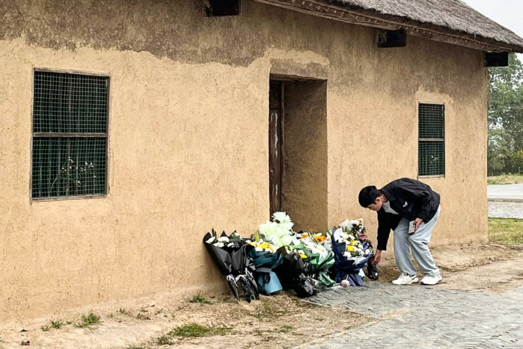 Một người đàn ông đặt hoa trước ngôi nhà cũ của cố thủ tướng Trung Quốc Lý Khắc Cường tại huyện Định Nguyên, thành phố Chu Châu, tỉnh An huy, miền đông Trung Quốc hôm 27/10/2023 (Ảnh: Rebecca Bailey/AFP thông qua Getty Images)