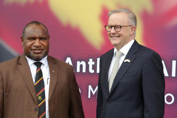 Thủ tướng Papua New Guinea James Marape (bên trái) và người đồng cấp Úc Anthony Albanese chụp ảnh ở Port Moresby, Papua New Guinea, hôm 12/01/2023. (Ảnh: Andrew Kutan/AFP qua Getty Images)