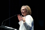 Bà Hillary Clinton nói trên sân khấu trong Giải thưởng Lãnh đạo Toàn cầu Thường niên lần thứ 22 do Vital Voices tổ chức tại Trung tâm Kennedy ở Hoa Thịnh Đốn, hôm 25/10/2023. (Ảnh: Leigh Vogel/Getty Images cho Quan hệ đối tác Toàn cầu Vital Voices)