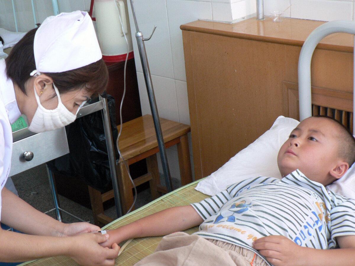 Một bé trai được điều trị ngộ độc chì tại bệnh viện ở Trường Khánh, tỉnh Thiểm Tây phía bắc Trung Quốc vào ngày 15/08/2009. (Ảnh: STR/AFP qua Getty Images)