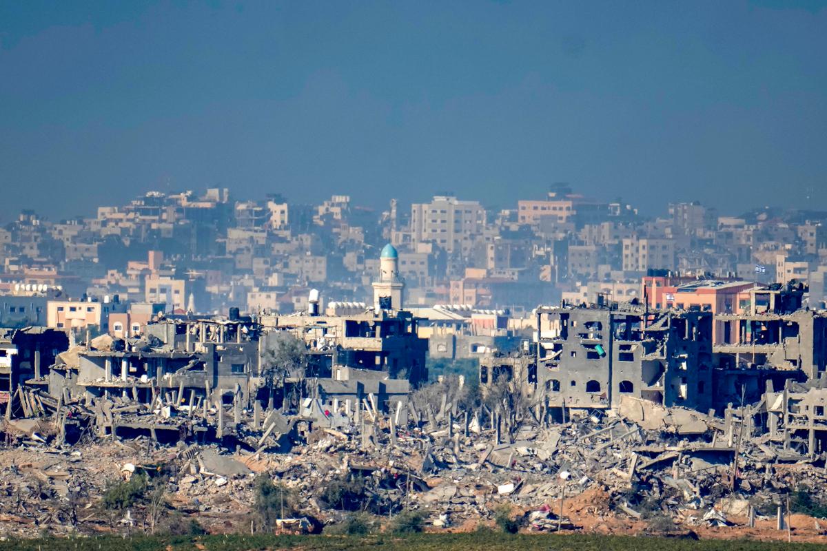 Trong bức ảnh này được chụp gần biên giới Israel và Dải Gaza, các tòa nhà đã bị hư hại ở Beit Hanoun ở Bắc Gaza, từ Sedorot, Israel, hôm 16/11/2023. (Ảnh: Christopher Furlong/Getty Images)