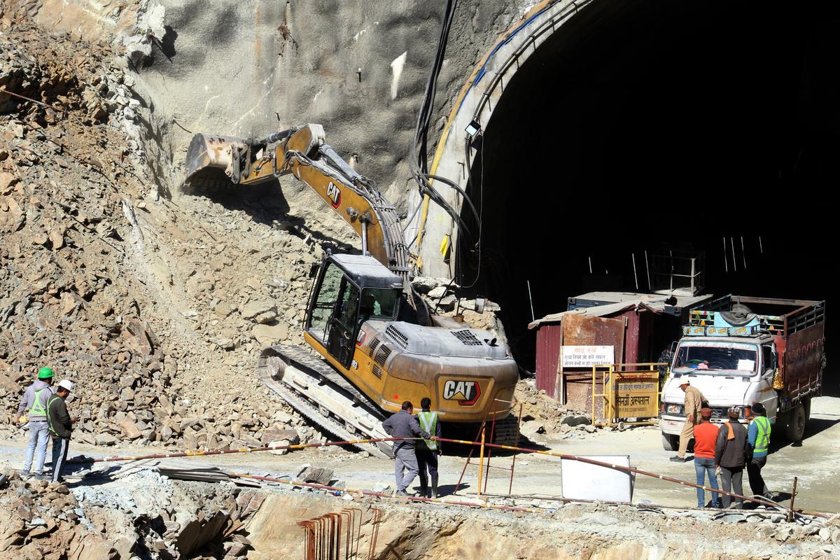 Ấn Độ: 41 công nhân mắc kẹt trong đường hầm ngày thứ 8, các quan chức xem xét kế hoạch giải cứu khác
