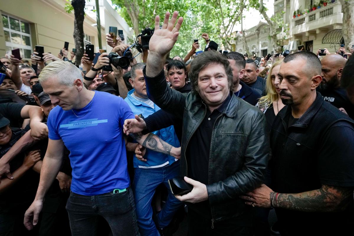 Argentina bầu nhà dân túy Javier Milei làm tổng thống