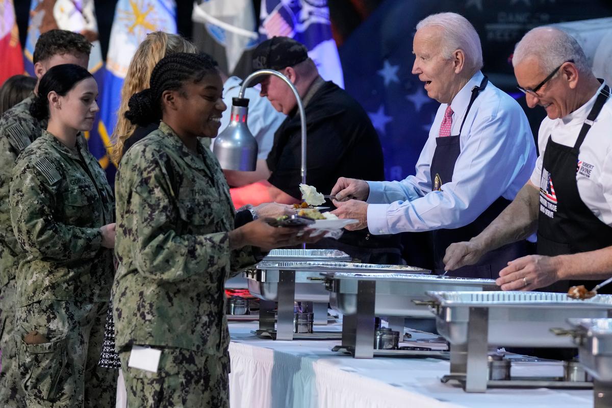 Gia đình Biden bắt đầu Lễ Tạ Ơn sớm bằng cách phục vụ bữa tối và giới thiệu bộ phim ‘Wonka’ cho các binh sĩ
