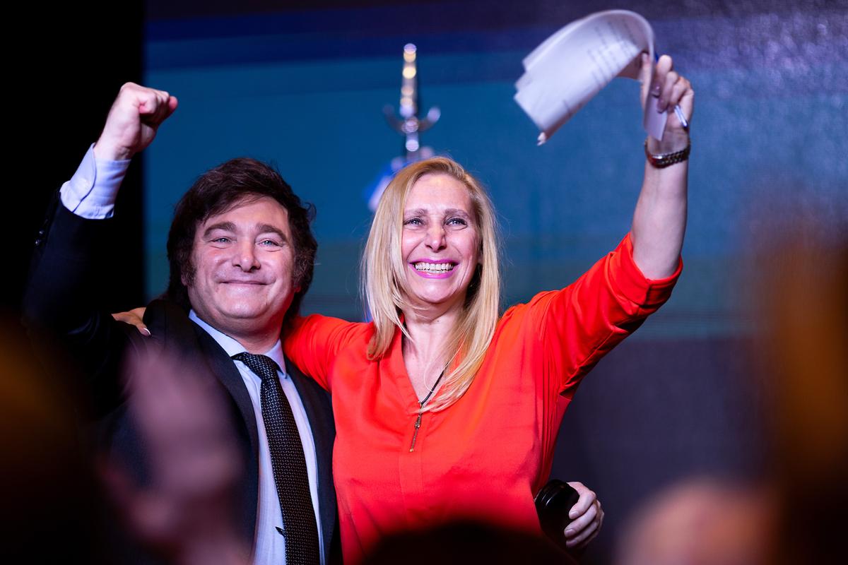 Tổng thống mới đắc cử của Argentina Javier Milei thuộc liên minh La Libertad Avanza ăn mừng cùng em gái Karina Milei sau khi các cuộc bỏ phiếu kết thúc trong cuộc bầu cử tổng thống ở Buenos Aires, Argentina, hôm 19/11/2023. (Ảnh: Tomas Cuesta/Getty Images)