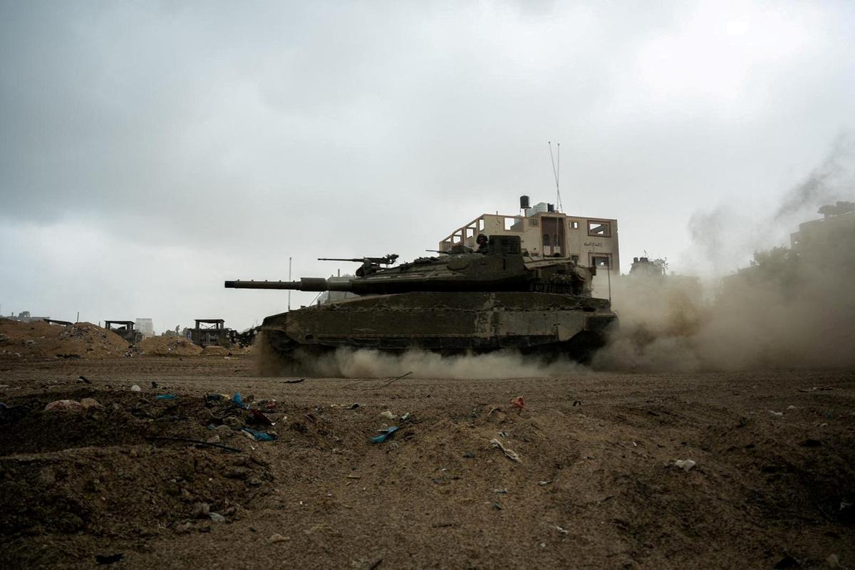 Một binh sĩ Israel lên xe tăng Merkava, trong bối cảnh quân đội Israel đang tiến hành chiến dịch trên bộ chống lại Hamas ở Gaza, hôm 20/11/2023. (Ảnh: Lực lượng Phòng vệ Israel/Bản tin phát tay qua Reuters)