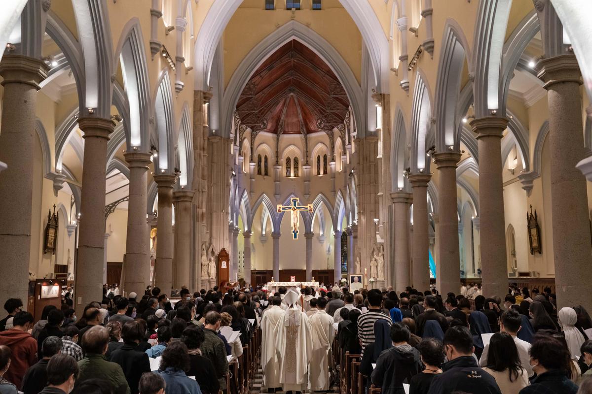 Thánh lễ cầu siêu được tổ chức cho cố Giáo hoàng Danh dự Benedict XVI tại Nhà thờ Công Giáo Đức Mẹ Vô nhiễm Nguyên Tội ở Hồng Kông, hôm 04/01/2023. (Ảnh: Anthony Kwan/Getty Images)