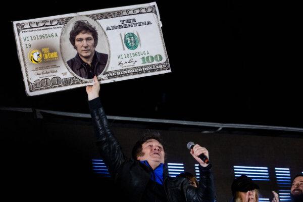 Ứng cử viên tổng thống của La Libertad Avanza Javier Milei cầm tờ một trăm dollar có in khuôn mặt của mình trong cuộc vận động tranh cử cuối cùng trước vòng bầu cử bổ sung vào Chủ Nhật ở Cordoba, Argentina, hôm 16/11/2023. (Ảnh: Tomas Cuesta/Getty Images)