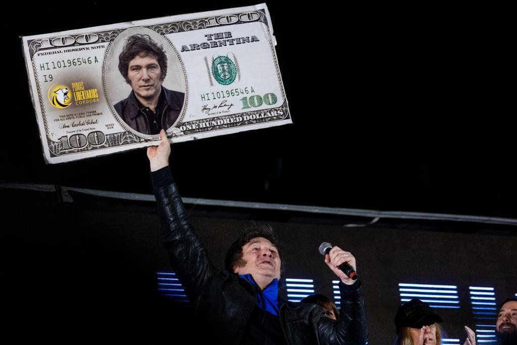 Ứng cử viên tổng thống của Đảng Tự do Tiến bộ (La Libertad Avanza) Javier Milei cầm tờ một trăm USD có in hình khuôn mặt mình trong cuộc vận động kết thúc trước cuộc bầu cử chung cuộc ở Cordoba, Argentina, hôm 16/11/2023. (Ảnh: Tomas Cuesta/Getty Images)