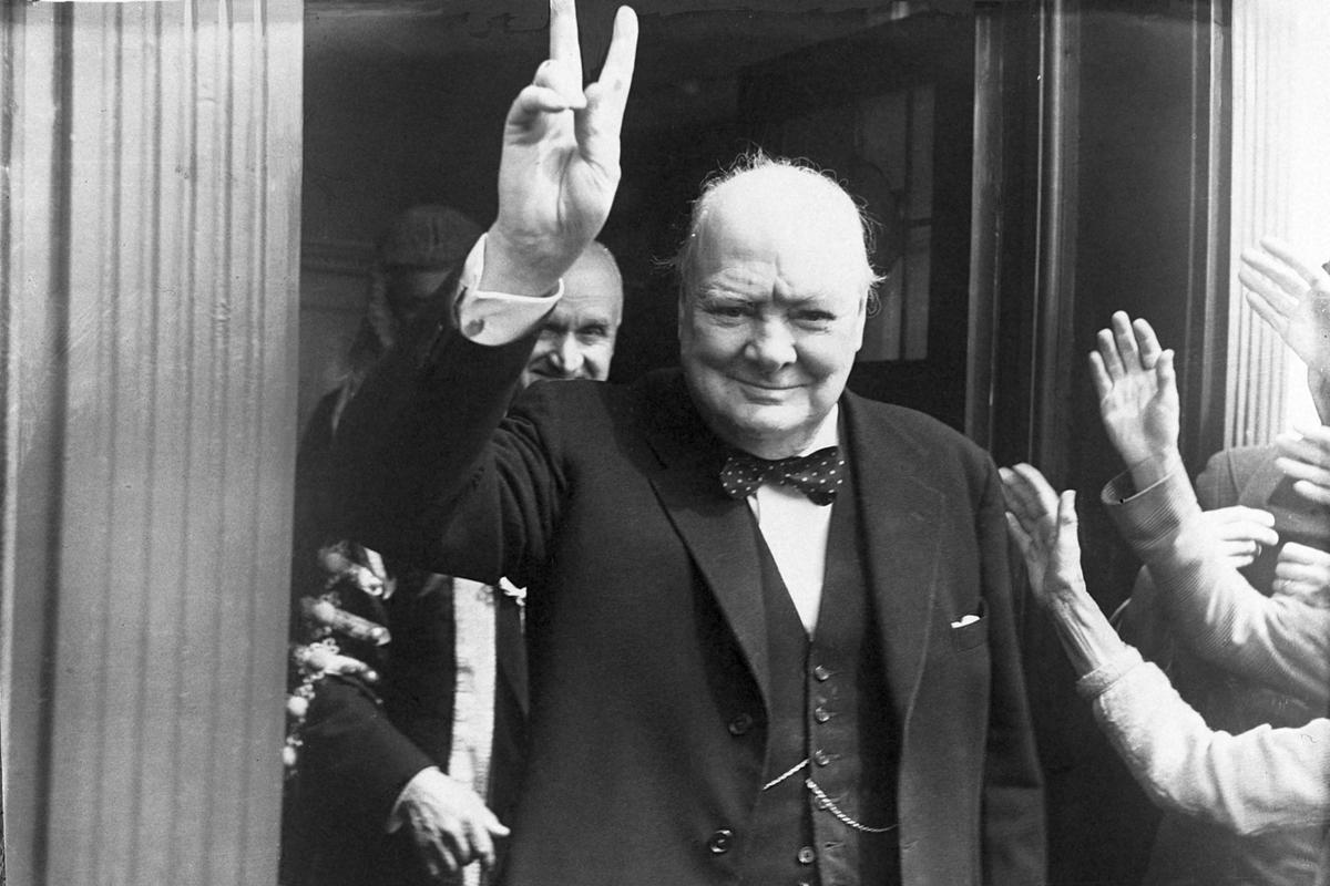 Thủ tướng Anh Winston Churchill (1874–1965) giơ biểu tượng chữ V thời chiến nổi tiếng của mình tại Dover vào năm 1951. (Ảnh: Central Press/Hulton Archive/Getty Images)
