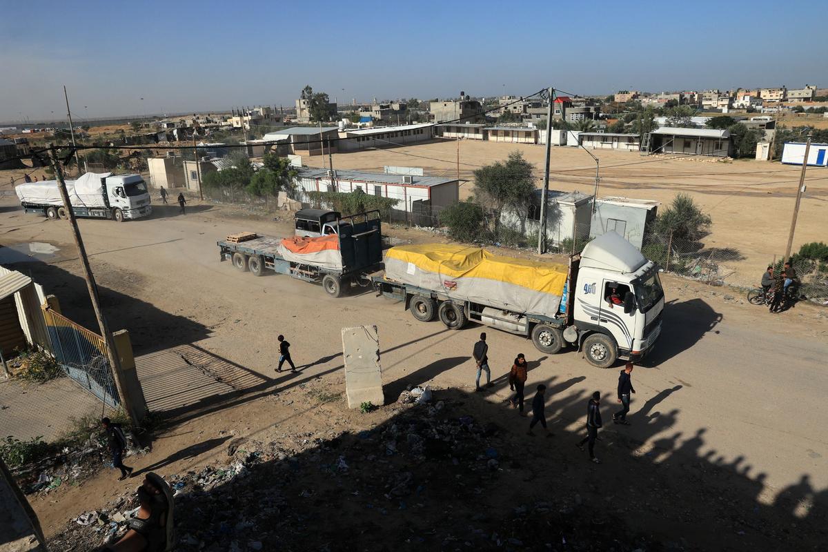 Xe tải chở hàng viện trợ nhân đạo tiến vào Dải Gaza qua cửa khẩu Rafah với Ai Cập, vài giờ sau khi bắt đầu lệnh ngừng bắn kéo dài bốn ngày giữa Israel và Hamas, hôm 24/11/2023. (Ảnh: Khatib/AFP cho biết qua Getty Images)