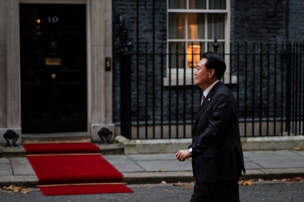 Tổng thống Nam Hàn Yoon Suk Yeol đến số 10 Downing Street ở London, Vương quốc Anh, hôm 22/11/2023. (Ảnh: Adrian Dennis/AFP qua Getty Images)