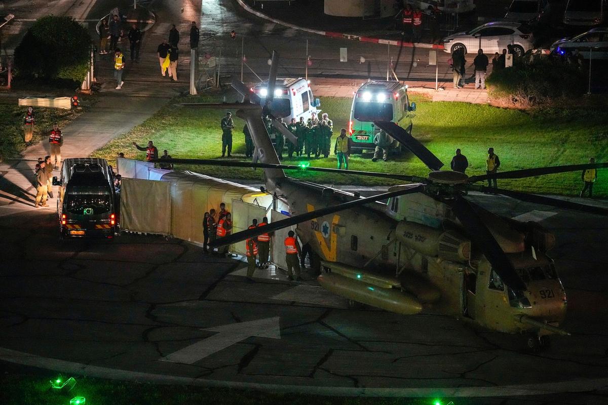 Một chiếc trực thăng chở con tin được Hamas thả hạ cánh ở Petah Tikva, Israel, hôm 24/11/2023. (Ảnh: Ohad Zwigenberg/AP Photo)