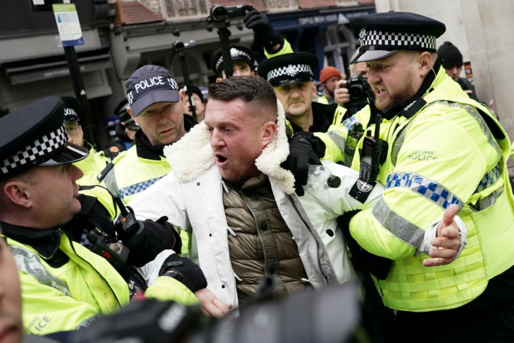 Anh Tommy Robinson bị cảnh sát dẫn đi khi người dân tham gia một cuộc tuần hành phản đối chủ nghĩa bài Do Thái được Chiến dịch từ thiện Chống Chủ nghĩa bài Do Thái do tình nguyện viên tổ chức tại Tòa án Công lý Hoàng gia ở London, hôm 26/11/2023. (Ảnh: Jordan Pettitt/PA Wire)