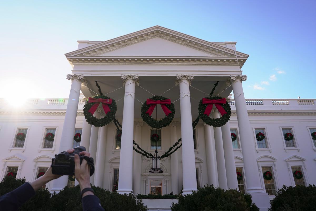 Tòa Bạch Ốc được trang trí đón Giáng Sinh với chủ đề “Phép nhiệm màu, Điều kỳ diệu, Niềm hân hoan” tại Hoa Thịnh Đốn, hôm 27/11/2023. (Ảnh: Madalina Vasiliu/The Epoch Times)
