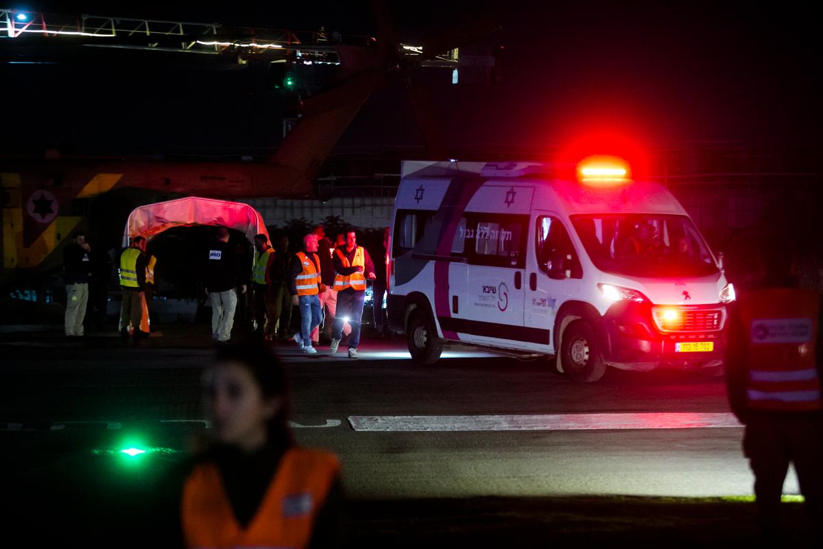 Các nhân viên y tế đưa các con tin được trả tự do từ một chiếc trực thăng đến bệnh viện Sheba hôm 28/11/2023 ở Ramat Gan, Israel. (Ảnh: Amir Levy/Getty Images)