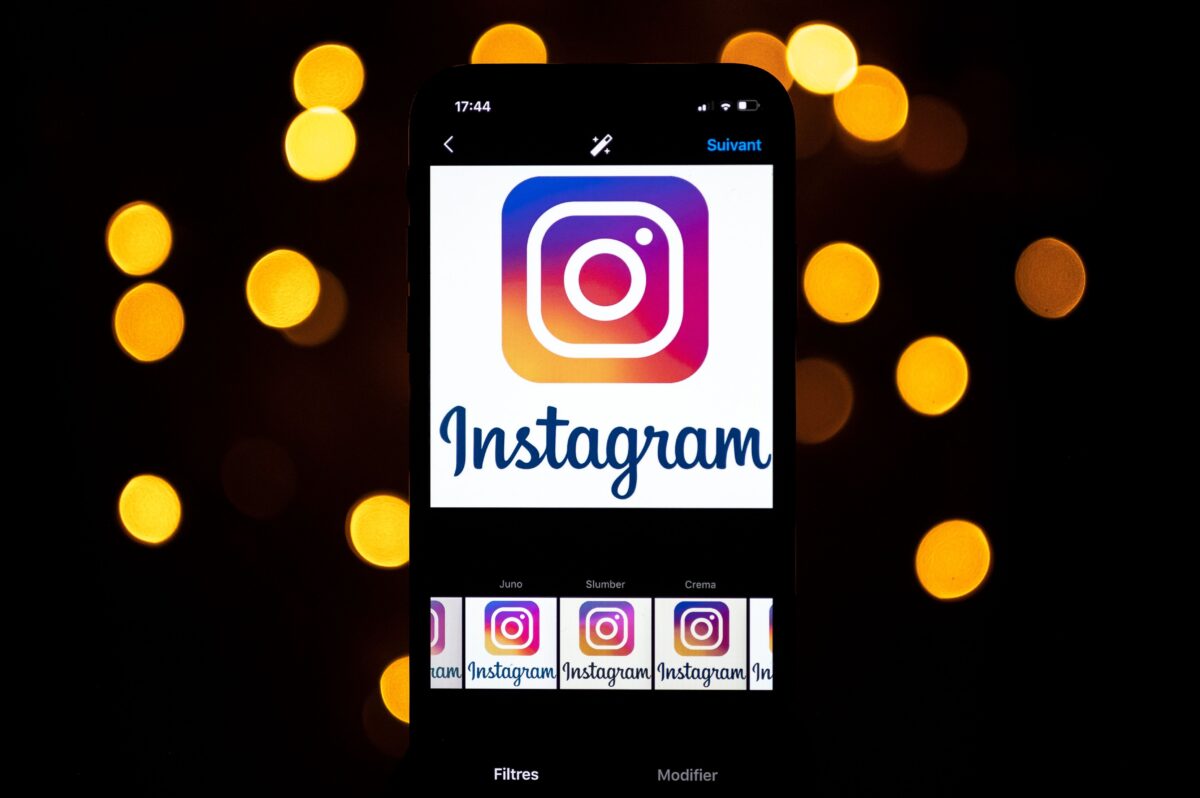 Logo của mạng xã hội Instagram được nhìn thấy trên điện thoại thông minh ở Toulouse, Pháp, vào ngày 28/09/2020. (Ảnh: Lionel Bonaventure/AFP/Getty Images)