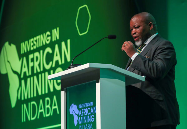 Bộ trưởng Tài nguyên và Khoáng sản Nam Phi Gwede Mantashe nói tại hội nghị Đầu tư vào Khai thác Phi Châu năm 2020 tại Cape Town, Nam Phi, vào ngày 03/02/2020. (Ảnh: Mike Hutchings/Reuters)
