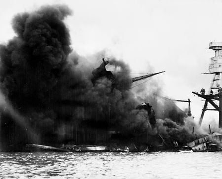 Quân Nhật bất ngờ tập kích Trân Châu Cảng, chiến hạm Arizona của quân Mỹ trúng đạn bốc cháy. (Ảnh: Tài sản công)