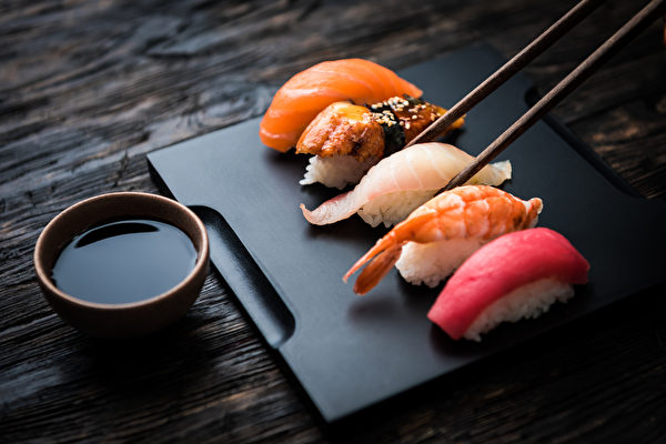 Sushi Nhật Bản kết hợp với hải sản là món ăn có nguồn gốc lịch sử. (Ảnh: shutterstock)