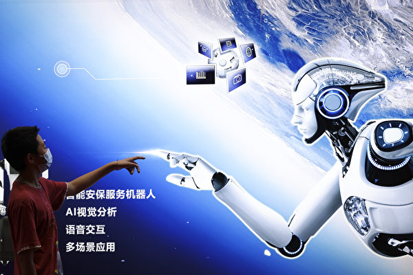 Ảnh tư liệu: Ngày 18/08/2022, một cậu bé chỉ vào tấm áp phích robot trí tuệ nhân tạo tại Hội nghị Robot Thế giới 2022 ở Bắc Kinh, Trung Quốc. (Ảnh: Lintao Zhang/Getty Images)