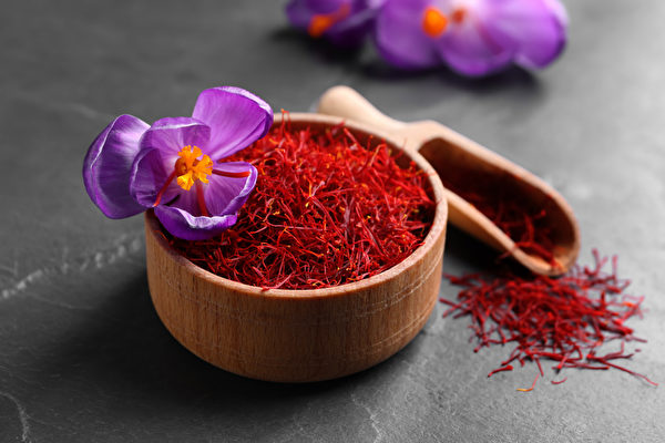 Saffron được chế biến từ nhụy cái của hoa nghệ tây, nhẹ như sợi tóc, giá cả đắt đỏ. (Ảnh: Shutterstock)