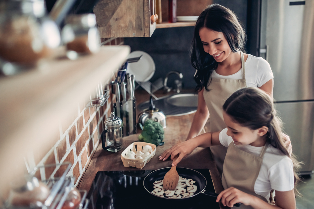 Có thể dạy trẻ nấu món trứng bác và các món rau đơn giản. (Ảnh: Shutterstock)