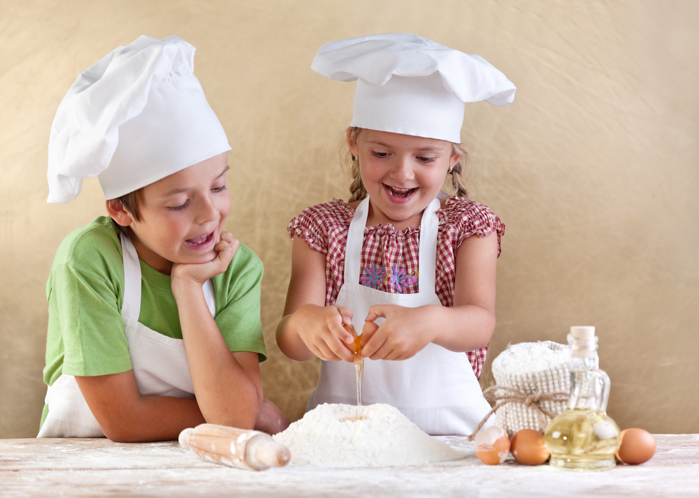 Giúp cha mẹ trộn hỗn hợp bánh quế là một công việc vô cùng đơn giản đối với trẻ. (Ảnh: Shutterstock)